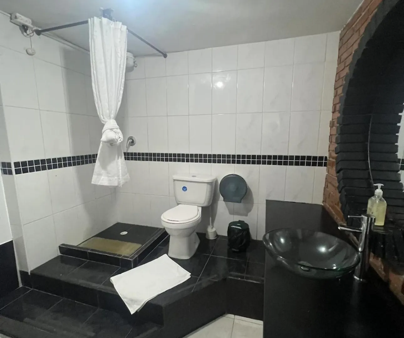 New Memphis Hostal Medellín 3*,